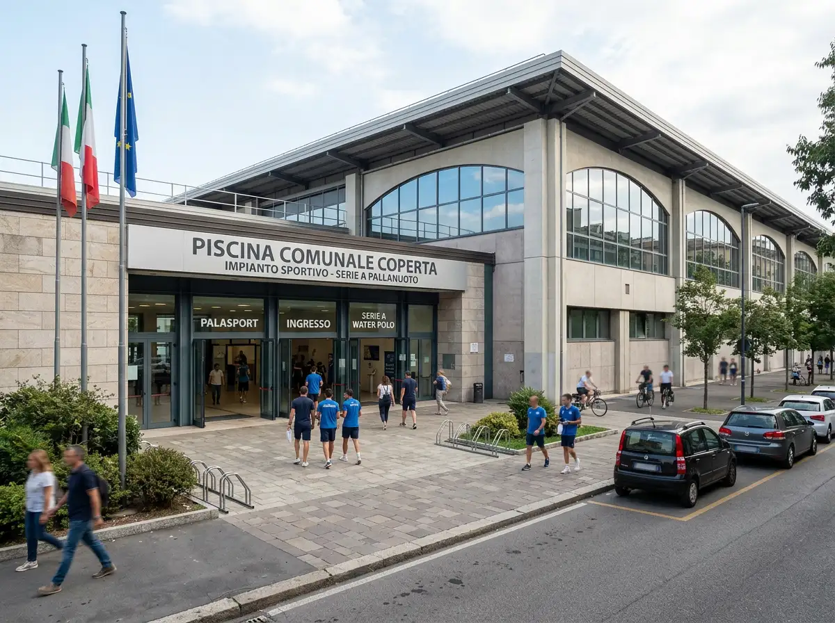Vista esterna di una piscina coperta italiana sede di partite di pallanuoto di Serie A, con ingresso del palasport visibile dalla strada